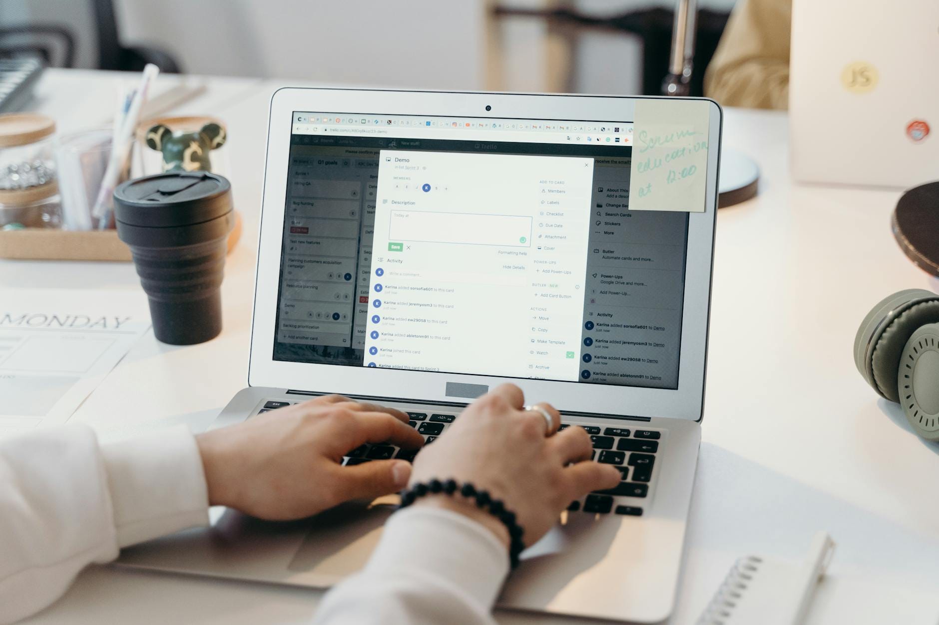 Osoba pisząca e-mail na laptopie w jasnym, nowoczesnym biurze
